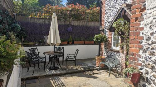 Charming 17th Century 2-Bed Cottage in Medmenham in Medmenham Charming 17th Century 2-Bed Cottage in Medmenham in Medmenham