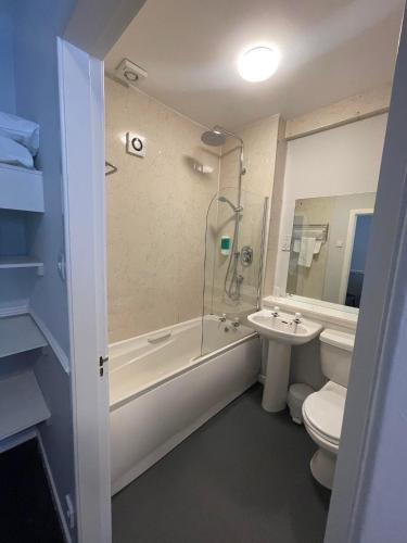 Bathroom, Airlie Arms Hotel in Kirriemuir Bathroom, Airlie Arms Hotel in Kirriemuir