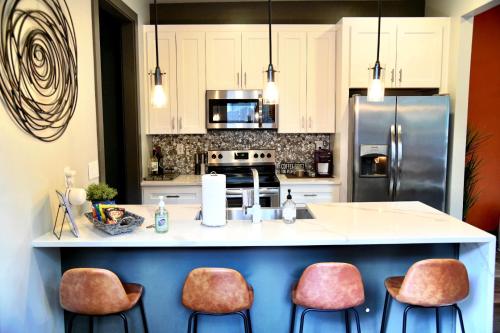 Kitchen, Luxury Modern - Minutes from everything, Atlanta. in East Atlanta Kitchen, Luxury Modern - Minutes from everything, Atlanta. in East Atlanta