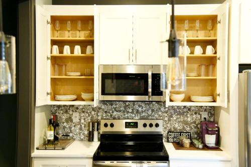 Kitchen, Luxury Modern - Minutes from everything, Atlanta. in East Atlanta Kitchen, Luxury Modern - Minutes from everything, Atlanta. in East Atlanta