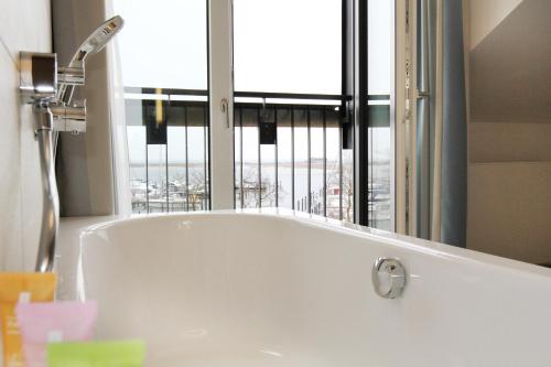 Bathroom, Hafenhotel Meereszeiten in Heiligenhafen Bathroom, Hafenhotel Meereszeiten in Heiligenhafen