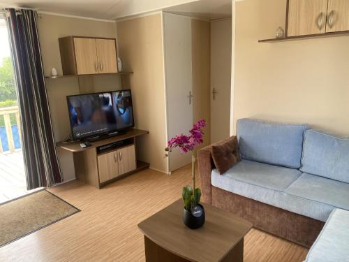 Shared lounge/TV area, Le bonheur est dans le pre. in Flocques Shared lounge/TV area, Le bonheur est dans le pre. in Flocques