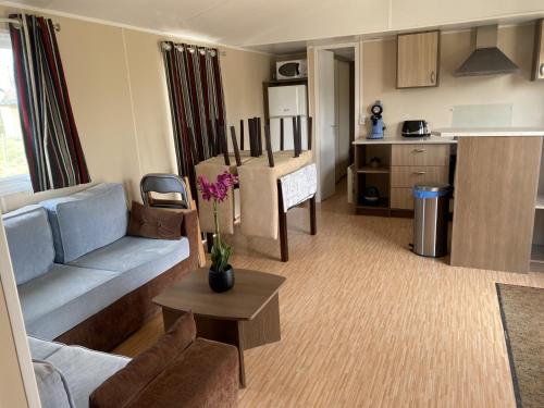 Facilities, Le bonheur est dans le pre. in Flocques Facilities, Le bonheur est dans le pre. in Flocques