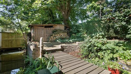 Garden, Studio in Woonboot + privebadkamer en -tuinterras in West Garden, Studio in Woonboot + privebadkamer en -tuinterras in West