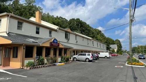 Whitney Inn & Suites in Hamden Whitney Inn & Suites in Hamden