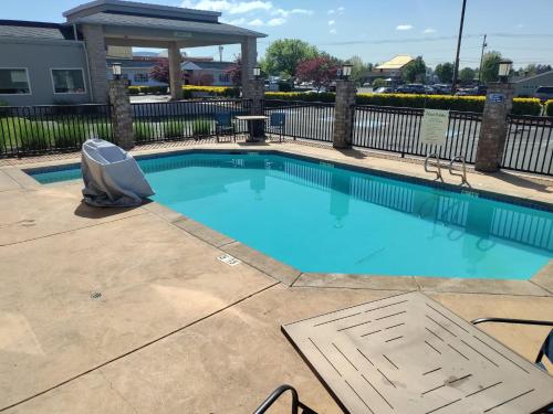 Swimming pool, Holiday Inn Express Newberg By IHG in Newberg (OR) Swimming pool, Holiday Inn Express Newberg By IHG in Newberg (OR)