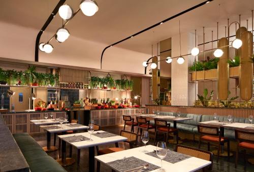 Restaurant, Momentus Hotel Alexandra near Queenstown MRT Station Restaurant, Momentus Hotel Alexandra near Queenstown MRT Station