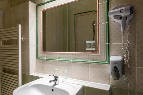 Bathroom, Baross City Hotel - Budapest near Arena Plaza Shopping Center Bathroom, Baross City Hotel - Budapest near Arena Plaza Shopping Center