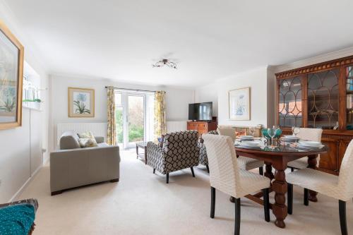 ห้องส่วนกลางสำหรับนั่งเล่น/ดูทีวี, Luxury Cheltenham Home with EV charger - Lechampton Hills in ปิลลีย์ ห้องส่วนกลางสำหรับนั่งเล่น/ดูทีวี, Luxury Cheltenham Home with EV charger - Lechampton Hills in ปิลลีย์