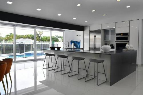 Luxurious Home with BBQ, Hot Tub, Heated Pool & Wifi - L36 in Country Walk Luxurious Home with BBQ, Hot Tub, Heated Pool & Wifi - L36 in Country Walk