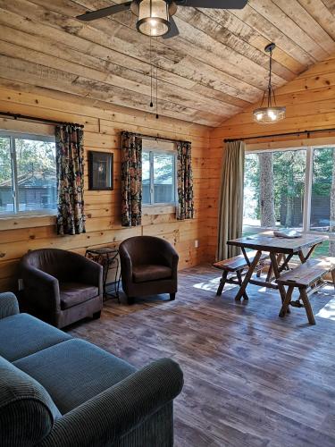 The Pines Cottage Resort in Algonquin Highlands (ON) The Pines Cottage Resort in Algonquin Highlands (ON)