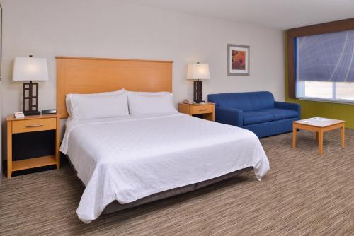 Guestroom, Holiday Inn Express Stockton Southeast in Stockton (CA) Guestroom, Holiday Inn Express Stockton Southeast in Stockton (CA)