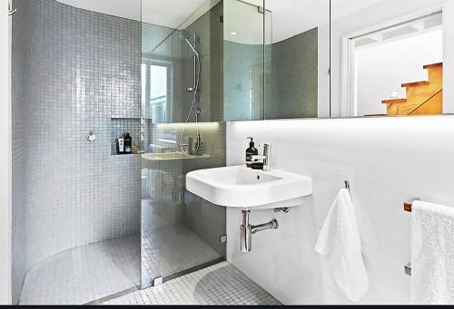 Bathroom, Cosy Cottage 2 Bedroom Great Location Close to Transport in Newtown Bathroom, Cosy Cottage 2 Bedroom Great Location Close to Transport in Newtown