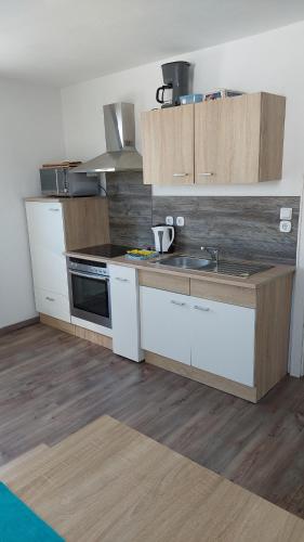 Kitchen, Ferienwohnungen! Kleine Bungalows mit Terrasse! in Eschborn Kitchen, Ferienwohnungen! Kleine Bungalows mit Terrasse! in Eschborn