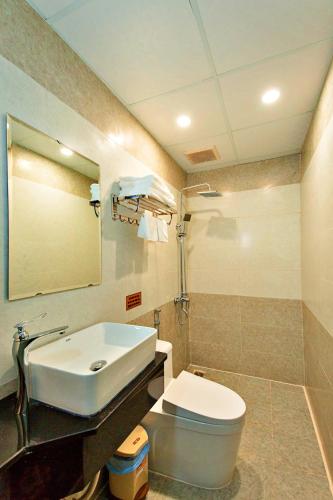 Bathroom, HANZ Pho Hoa Hotel in Cam Ly Falls Bathroom, HANZ Pho Hoa Hotel in Cam Ly Falls