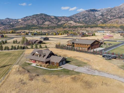 Alpine Airspace by KABINO Airpark Foosball Garage Satellite in 傑克遜洞穴 (WY) Alpine Airspace by KABINO Airpark Foosball Garage Satellite in 傑克遜洞穴 (WY)