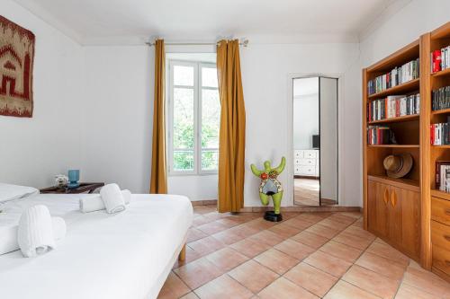 Large 2 Bdr Downtown - AC & Terrace