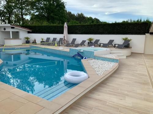 Villa Sany:10 Pers Maison 200m2 piscine , jacuzzi in Narrosse Villa Sany:10 Pers Maison 200m2 piscine , jacuzzi in Narrosse