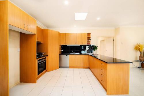 4 bedrooms house walking to shopping town#20A in Balwyn North 4 bedrooms house walking to shopping town#20A in Balwyn North