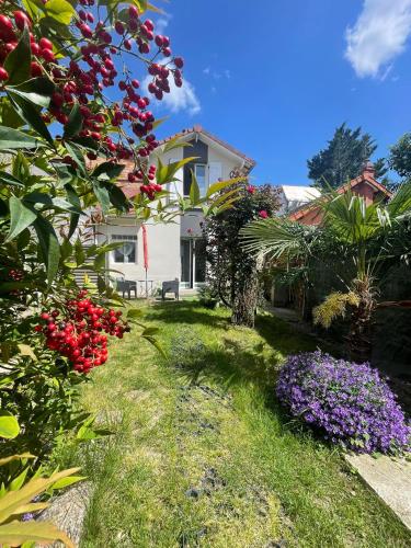 The LITTLE HOUSE - Non fumeur in Bourg-la-Reine The LITTLE HOUSE - Non fumeur in Bourg-la-Reine