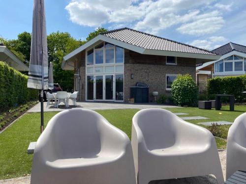 Heerlijke strandvilla met sauna in Westerhaar Heerlijke strandvilla met sauna in Westerhaar