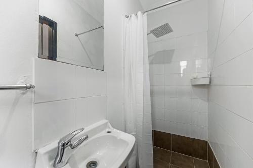Bathroom, London Plane Backpackers in Potts Point Bathroom, London Plane Backpackers in Potts Point