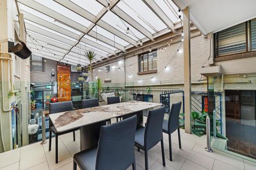 Shared lounge/TV area, London Plane Backpackers in Sydney Shared lounge/TV area, London Plane Backpackers in Sydney