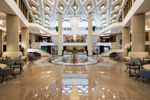 Фойє, Kings' Valley Medical & Spa Hotel in Казанлак Фойє, Kings' Valley Medical & Spa Hotel in Казанлак