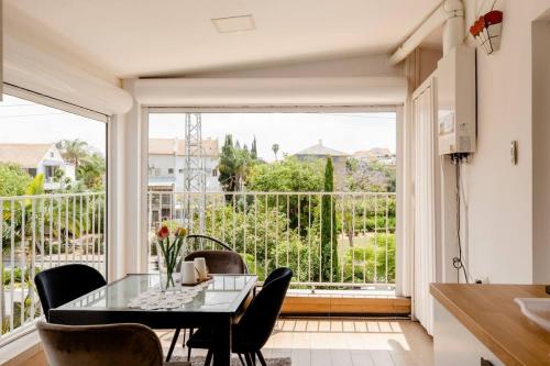 Terraza/balcón, Charming Unit with Pool and Great Amenities in South Tel Alviv Terraza/balcón, Charming Unit with Pool and Great Amenities in South Tel Alviv