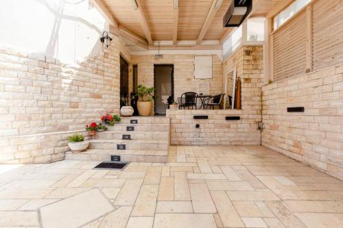 Charming Unit with Pool and Great Amenities in South Tel Alviv Charming Unit with Pool and Great Amenities in South Tel Alviv