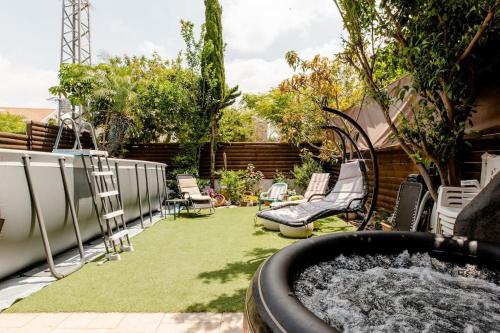 Jardín, Charming Unit with Pool and Great Amenities in South Tel Alviv Jardín, Charming Unit with Pool and Great Amenities in South Tel Alviv