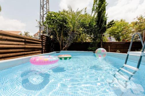 Vistas, Charming Unit with Pool and Great Amenities in South Tel Alviv Vistas, Charming Unit with Pool and Great Amenities in South Tel Alviv