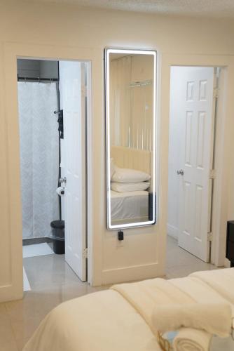 게스트 룸, Comfy Retreat Near Guitar Hotel in 에메랄드 힐스 게스트 룸, Comfy Retreat Near Guitar Hotel in 에메랄드 힐스