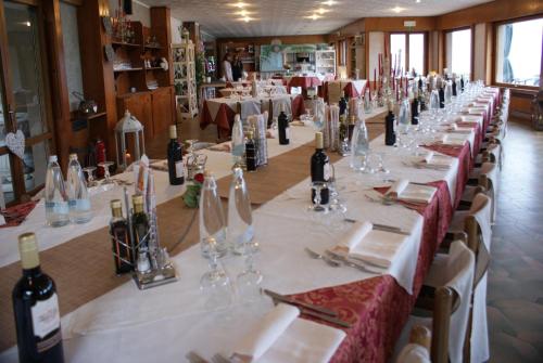 Banquet hall, Hotel Mirabeau in Civenna Banquet hall, Hotel Mirabeau in Civenna