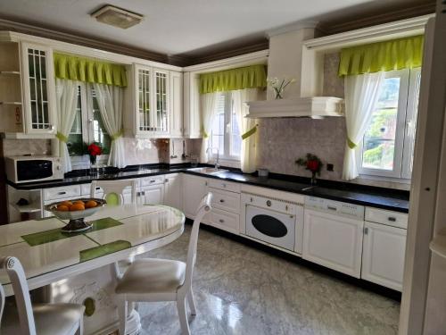 Konyha, Spacious house with pool and garden in Congosto in Arroyo de La Miel Konyha, Spacious house with pool and garden in Congosto in Arroyo de La Miel