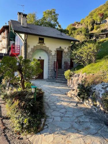 Casa Fiordaliso con parco, campo da tennis e wi-fi in Esino Lario Casa Fiordaliso con parco, campo da tennis e wi-fi in Esino Lario