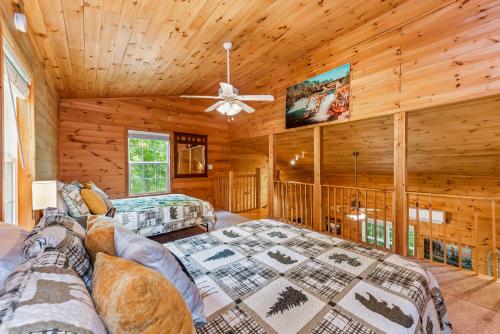 Serenity Escape Treehouse on 14 acres near Little River Canyon in Fort Payne (AL) Serenity Escape Treehouse on 14 acres near Little River Canyon in Fort Payne (AL)