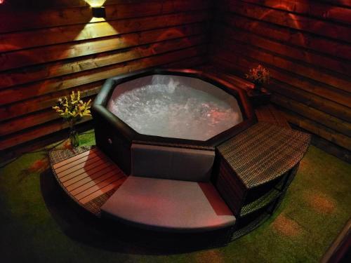 Hot tub, Chambre Vigne, piscine spa fitness in Lugon-et-l'Ile-du-Carnay Hot tub, Chambre Vigne, piscine spa fitness in Lugon-et-l'Ile-du-Carnay