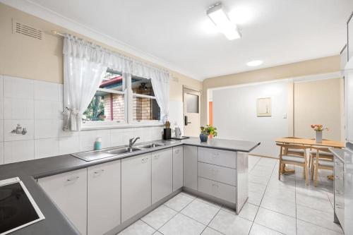 Rustic Queen Room - Located at Serene Street in Pymble - Shared Bathroom in Upper North Shore Rustic Queen Room - Located at Serene Street in Pymble - Shared Bathroom in Upper North Shore