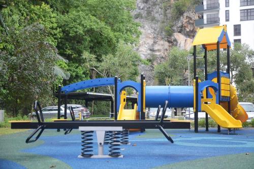 Hillside & fantastic Pool @ The Cove Hillside Residence near Kolej Matrikulasi Perak Hillside & fantastic Pool @ The Cove Hillside Residence near Kolej Matrikulasi Perak