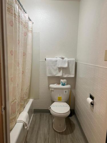 Bathroom, Central Motel in Fort Morgan (CO) Bathroom, Central Motel in Fort Morgan (CO)