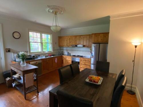Spacious Cozy bedroom and Private bathroom in Oakleigh Spacious Cozy bedroom and Private bathroom in Oakleigh