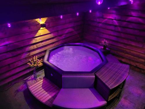 Hot tub, Chambre Merlot, piscine et spa, proche St Emilion in Lugon-et-l'Ile-du-Carnay Hot tub, Chambre Merlot, piscine et spa, proche St Emilion in Lugon-et-l'Ile-du-Carnay