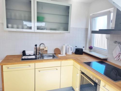 مطبخ, Fully equipped Apartment with big balcony and cozy living room in Dietzenbach مطبخ, Fully equipped Apartment with big balcony and cozy living room in Dietzenbach