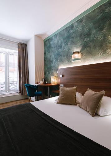 Guestroom, Hotel Du Dauphin near Gallo-Roman Museum Guestroom, Hotel Du Dauphin near Gallo-Roman Museum