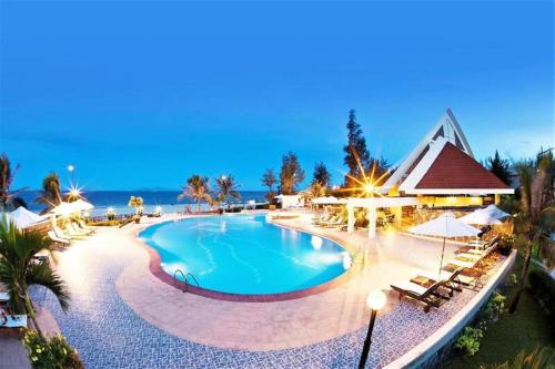 Swimming pool, Sandy Beach Non Nuoc Resort near The Marble Mountains Swimming pool, Sandy Beach Non Nuoc Resort near The Marble Mountains