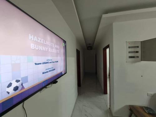 Lounge/area TV in comune, Private Stays at a Shared Apartment in Ramallah Lounge/area TV in comune, Private Stays at a Shared Apartment in Ramallah