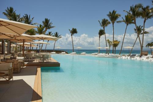 Swimming pool, Luxury Bahia Principe Cayo Levantado in Samana Swimming pool, Luxury Bahia Principe Cayo Levantado in Samana