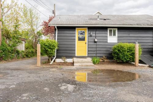 Retro Retreat renovated 2BR, desk, no chore list! in Kingston (NY) Retro Retreat renovated 2BR, desk, no chore list! in Kingston (NY)