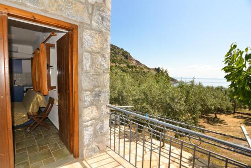 ระเบียง/ชานเรือน, Astros Beach house within an olive farm in แอสโทรซ ระเบียง/ชานเรือน, Astros Beach house within an olive farm in แอสโทรซ